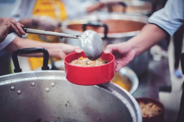 Yoksulların elleri, hayırseverler tarafından bağışlanan gıda bağışı talep ediyor..