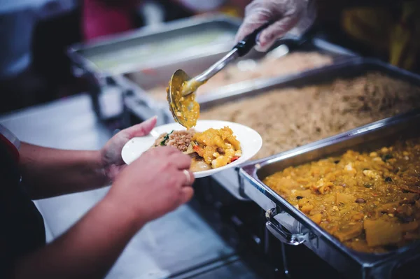 Des Bénévoles Partagent Nourriture Avec Des Personnes Affamées Dans Besoin — Photo