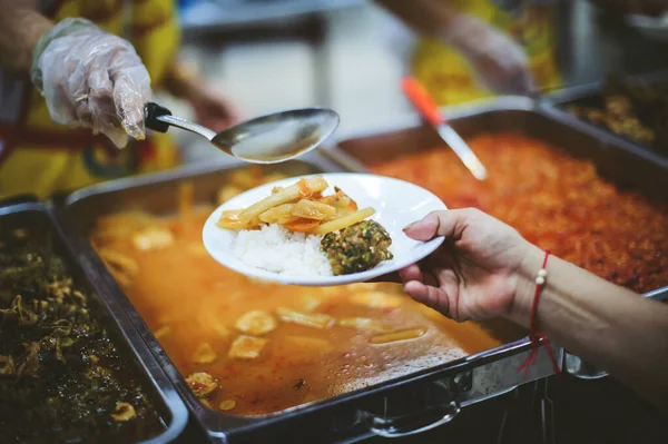 Les Mains Des Pauvres Demandent Des Dons Alimentaires Donnés Par — Photo