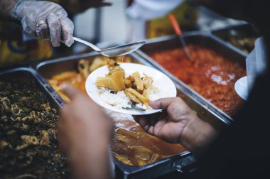 Toplumdaki fakirlere yemek vermek.