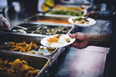 Tayland 'da aç insanlar için bedava yemek servisi