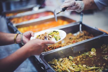 Tayland 'da aç insanlar için bedava yemek servisi