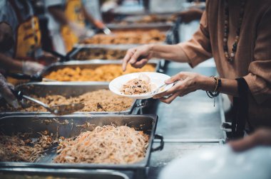 Fakirleri bir dilencinin elleriyle beslemek. Yoksulluk kavramı