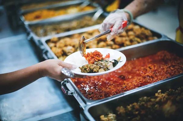 Önkéntesek Segítenek Ételt Rajzolni Azoknak Szegényeknek Akik Éhezik Élelemre — Stock Fotó
