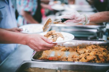 Fakirleri bir dilencinin ellerine vermek, dilencilere yemek vermek, fakirlik kavramı.