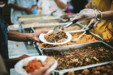 Bir dilencinin eli şefkatli bir insandan yiyecek aldı: yoksullara yiyecek vermek