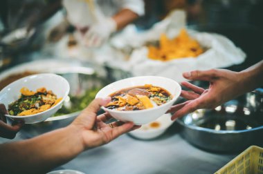 Fakirleri bir dilencinin ellerine vermek, dilencilere yemek vermek, fakirlik kavramı.