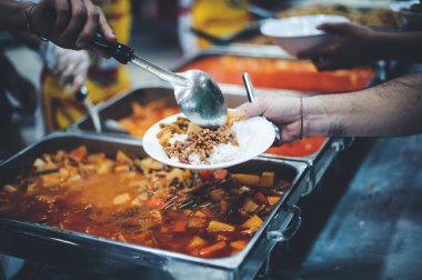 Bir dilencinin eli şefkatli bir insandan yiyecek aldı: yoksullara yiyecek vermek