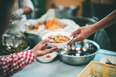 Bir dilencinin eli şefkatli bir insandan yiyecek aldı: yoksullara yiyecek vermek