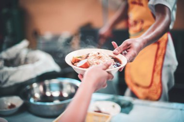 Gönüllüler Yiyecekleri Yoksullara Paylaşır Açlığı ve Bağış Yemeği Konseptini Rahatlatmak İçin