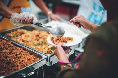 Gönüllüler Yiyecekleri Yoksullara Paylaşır Açlığı ve Bağış Yemeği Konseptini Rahatlatmak İçin