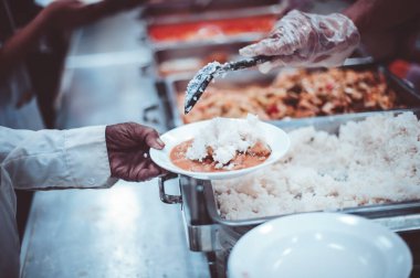 Gönüllüler Yiyecekleri Yoksullara Paylaşır Açlığı ve Bağış Yemeği Konseptini Rahatlatmak İçin