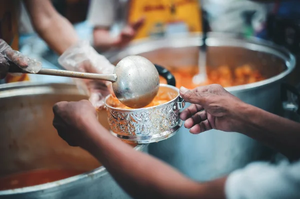 Voluntarios Comparten Comida Con Los Pobres Para Aliviar Hambre Concepto — Foto de Stock