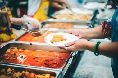 Yoksullara yiyecek sağlamak ve yiyeceklere yardım etmek, fakirlere bedava yemek vermek.