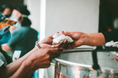 Açlığı gidermek için gıda bağışı. Yoksulluk kavramı