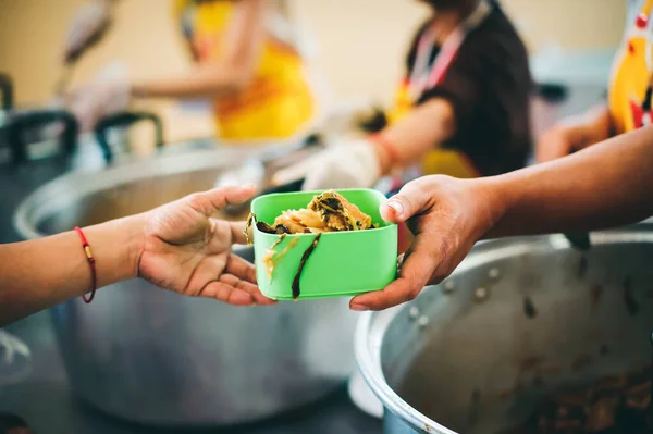 Предоставление Пищи Нищим Помочь Уменьшить Голод Озабоченностью Концепция Потребности Еде — стоковое фото