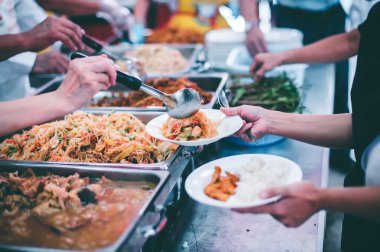 Yoksulluk kavramı gıda sıkıntısına yol açıyor: evsiz insanlar bağışçılardan yiyecek yardımı almak için bekliyorlar