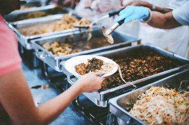 Fakirlerin elleri donörden yiyecek bağışlamak için yalvarıyor.