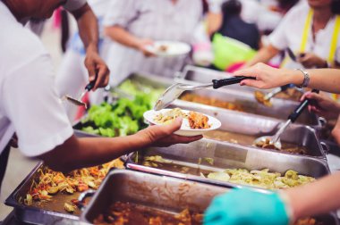 Beslenme konsepti: yoksulların elleri insancıl ellerden yiyecek alır