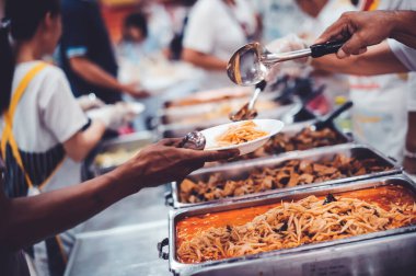 Dilenciye yemek vermek: Dilenciye yemek verme kavramı