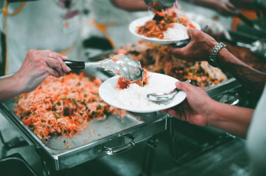 Dilenciye yemek vermek: Dilenciye yemek verme kavramı