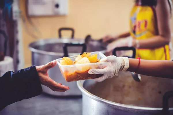 Рука Странника Протягивается Получить Пищу Пожертвований Волонтерами Собирающими Еду Идея — стоковое фото