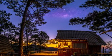 Sabah sisi ve gün batımı manzarası, Doi Ang Khang, Chiang Mai, Tayland (kışın çadırlarla kamp yapılan yer))