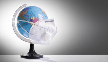 Virüs Koruması Covid 19. Dünya korona virüsüyle savaşmak için maske takıyor. Dünyanın dört bir yanındaki virüslerle mücadele kavramı