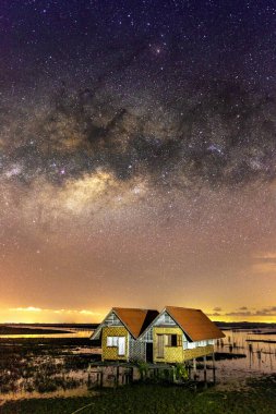Samanyolu (Thale Noi ve Twin Houses üzerindeki köprü, Phatthalung Eyaleti, Tayland) açık bir günde