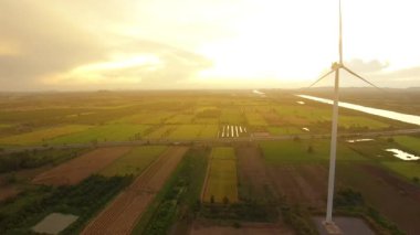 Rüzgar türbinleri, elektrik ve ekoloji gün batımında Tayland 'daki biyoenerji alanında.
