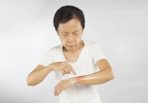 Starý Asijské Žena Pocit Zápěstí Kosti Zranění — Stock fotografie