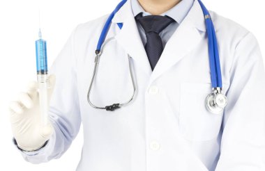 Doktor şırıngayı beyaz arka planda tedavi için hazır tutuyor.