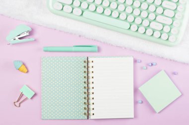 Pastel renkli arka planda çalışma masasının üzerine düz bir kırtasiye tahsilatı