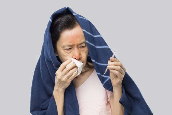 Viejo Asiático Mujer Sentir Tener Fiebre Enfermo —  Fotos de Stock