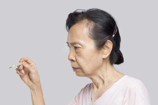 Yaşlı Asyalı Kadının Ateşi Var Hasta — Stok fotoğraf