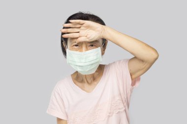 Yaşlı Asyalı kadının ateşi var ve hasta.