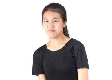 Kadın biraz korkmuş ve kibirli görünüyor.