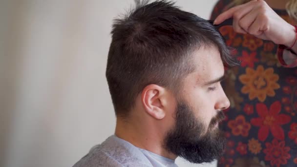 Barbudo Hombre Consiguiendo Corte Pelo Una Peluquería Peluquería — Vídeo de stock