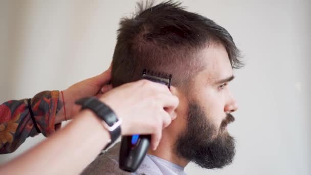 Barbudo Homem Chegando Corte Cabelo Barbearia Cabeleireiro — Vídeo de Stock