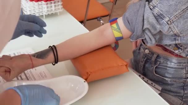 Bluttest Vorbereitung Krankenschwester Desinfiziert Die Haut — Stockvideo