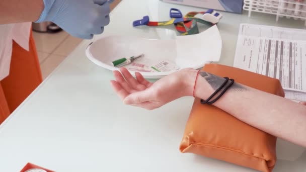 Αιματολογική Εξέταση Νοσοκόμα Λήψη Αίματος Από Νεαρά Κορίτσια Finger Hiv — Αρχείο Βίντεο