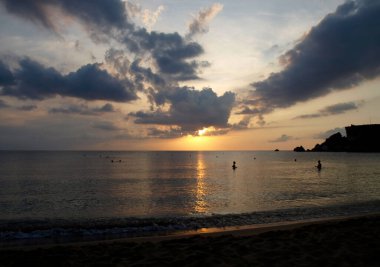 Günbatımının güzel renkleri. Tuffieha. Malta, Avrupa.