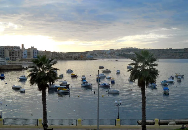 Coucher de soleil coloré à Saint Pauls Bay, Malte — Photo