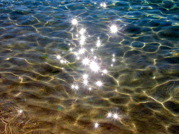 Солнце вспыхивает в теплых водах Средиземного моря — стоковое фото