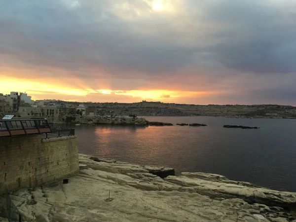 Kolorowy zachód słońca w zatoce Saint Pauls, Malta — Zdjęcie stockowe