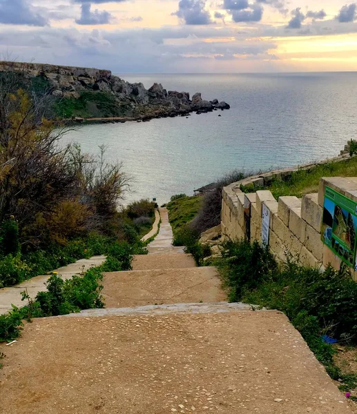 Vista al atardecer del paso a la bahía de Tuffieha en Malta — Foto de Stock