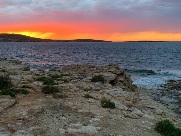 Красочный закат в заливе Сент-Фелс, Мальта — стоковое фото