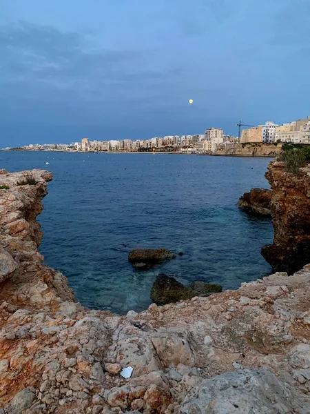 Полнолуние в заливе Сент-Фелс, Мальта — стоковое фото