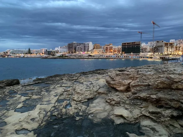 Kolorowy zachód słońca w zatoce Saint Pauls, Malta — Zdjęcie stockowe