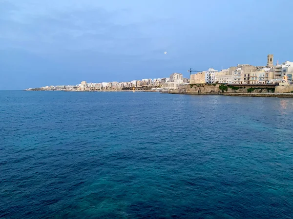 La vue sur les eaux de mer bleu profond de la baie de Saint Pauls, Malte — Photo